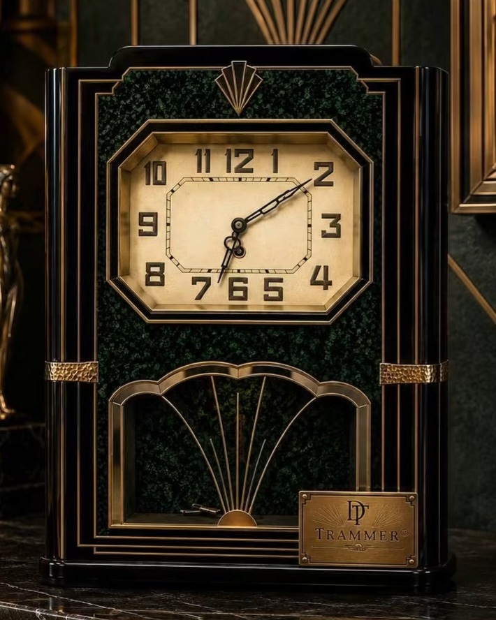 Détail en laiton d’une création Tramartdeco
